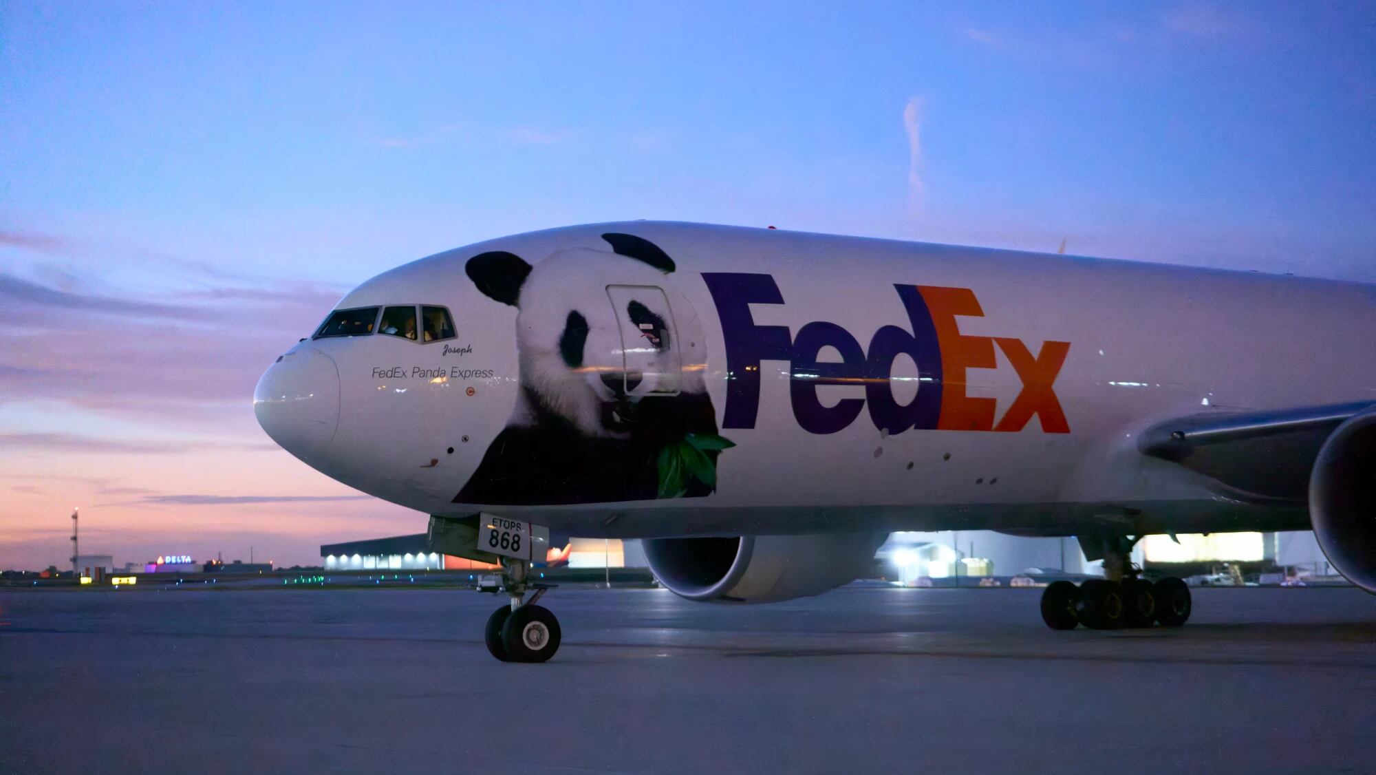 Los pandas partieron de Chengdu, en el suroeste de China, a primera hora del domingo a bordo de un avión Boeing 777 exclusivo denominado “FedEx Panda Express”.