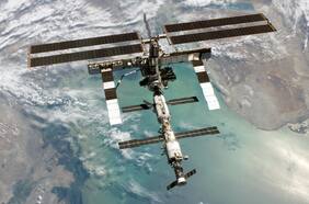 Rusia lanza nave de rescate de tres astronautas por fugas en Estación Espacial Internacional