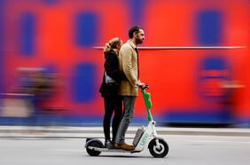 Con multas de hasta 500 euros: Barcelona declara la guerra a uso de scooters eléctricos en veredas