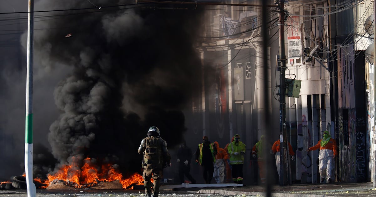 Trabajadores portuarios de Valparaíso realizan nuevamente barricadas en avenida Errázuriz: siguen negociaciones por paro