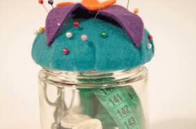 Haz un costurero creativo con un frasco de vidrio