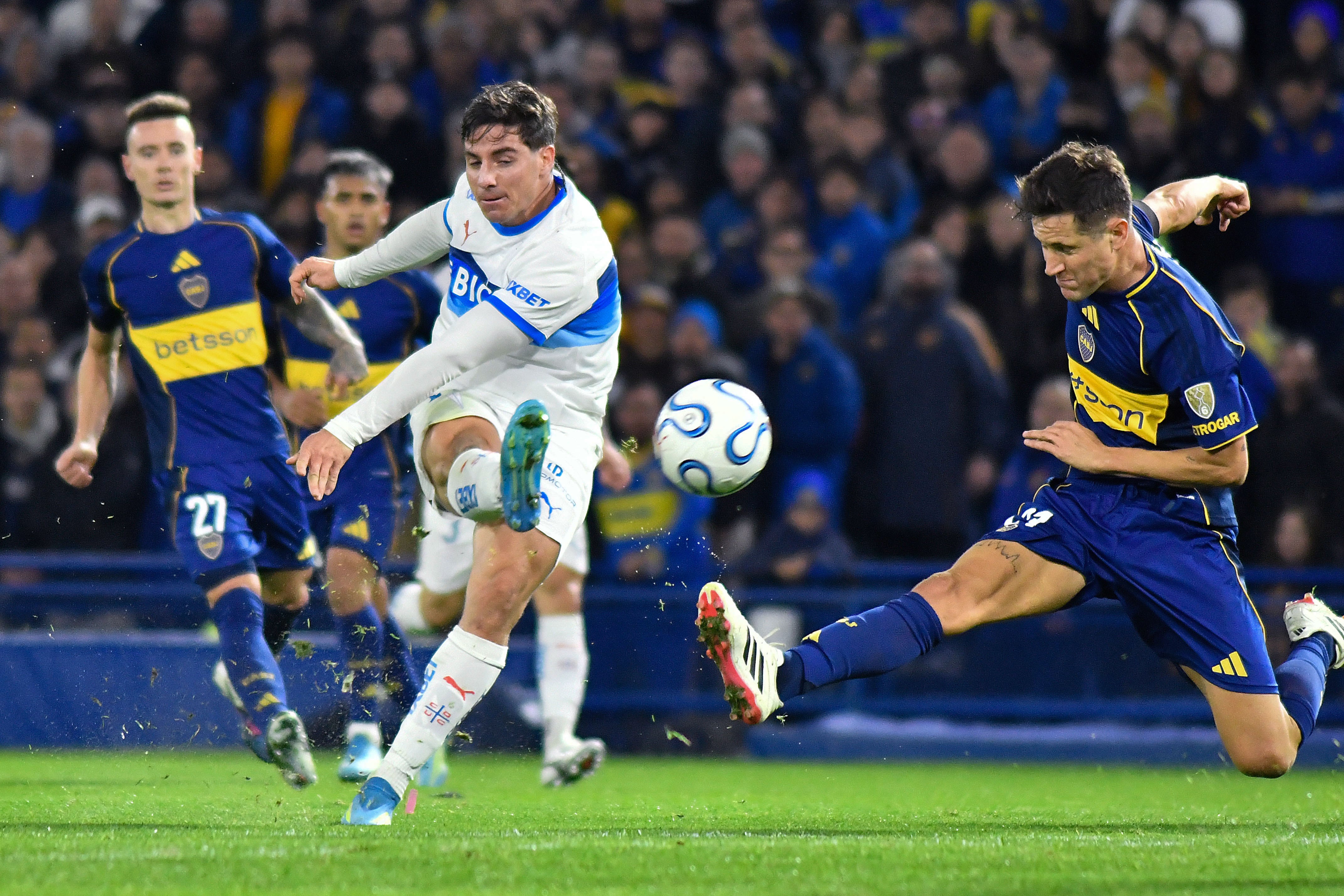 Coletazos del triunfo histórico de la UC en La Bombonera: figura de Boca Juniors rescinde contrato