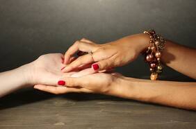 “Yo te voy a bendecir, tengo poderes”: el insólito y millonario robo de joyas por parte de una gitana a una abogada en el exclusivo barrio El Golf