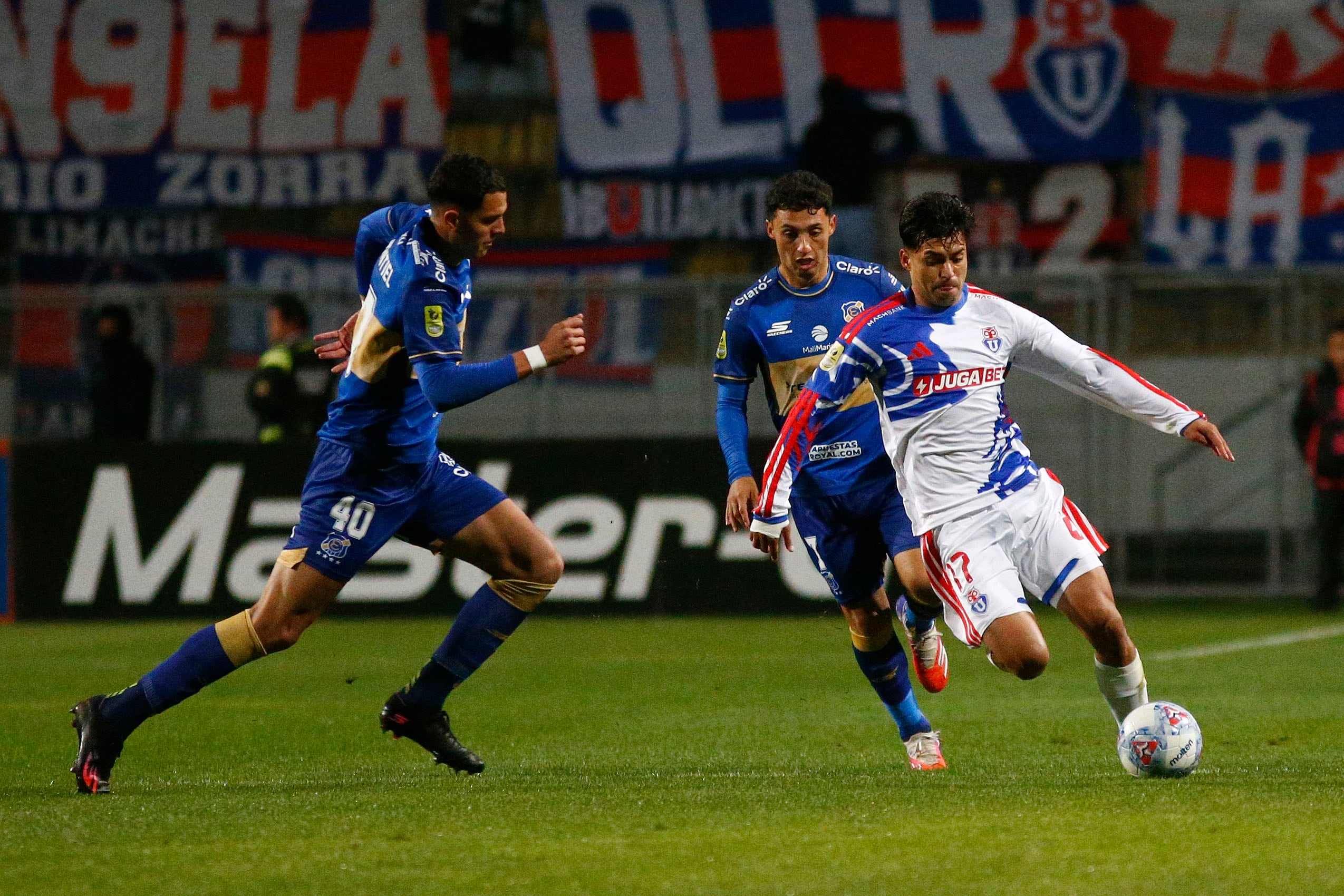 Escándalo en Sausalito: barristas de Everton y la U interrumpen el partido por la Copa Chile
