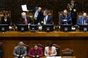 Edwards y Campillai en los extremos y Provoste a la izquierda del PC: radiografía al Senado revela posiciones políticas de parlamentarios