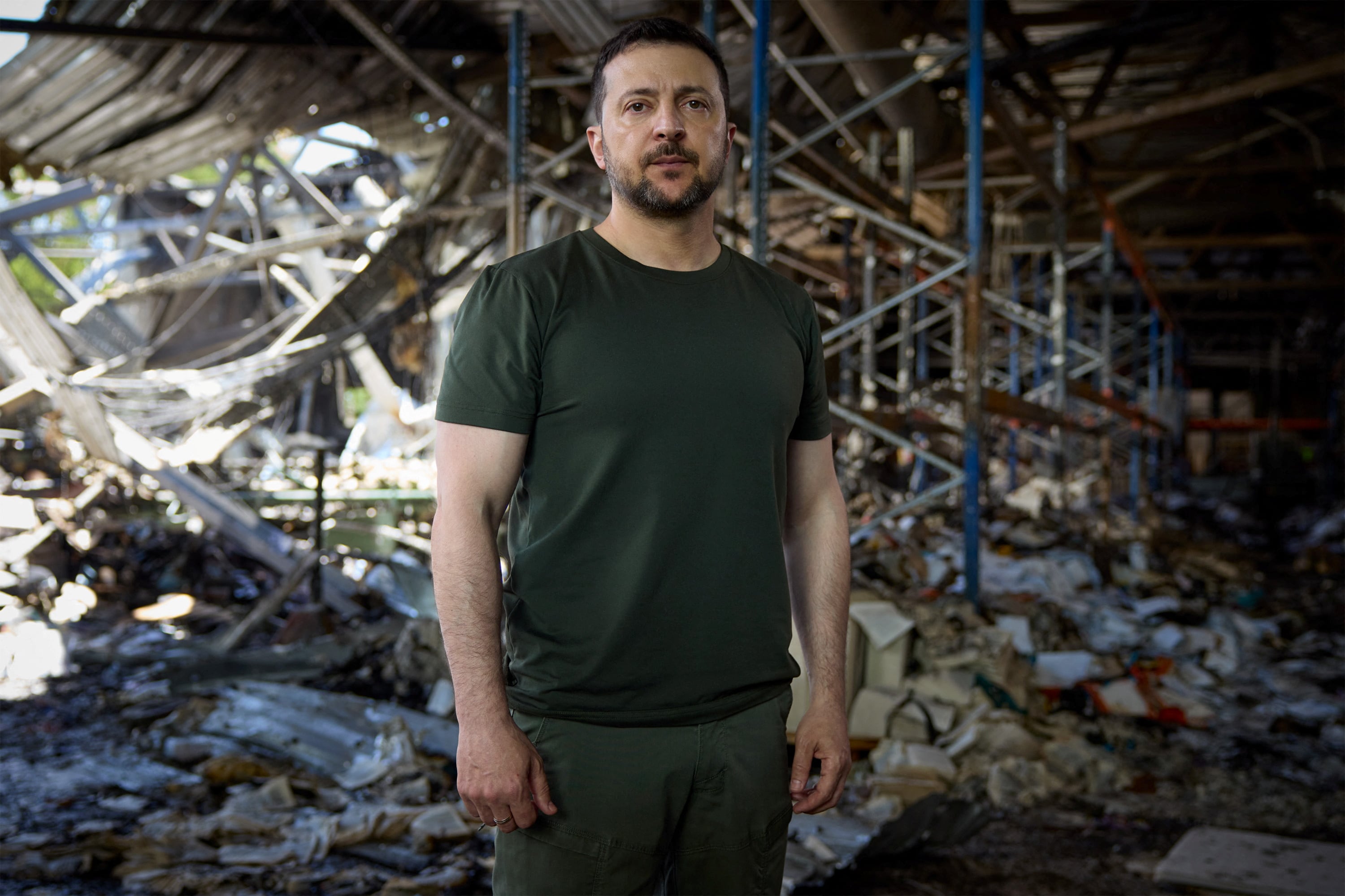 El presidente de Ucrania, Volodymyr Zelensky, en el interior de una imprenta destruida el por un ataque aéreo ruso, en Kiev, el 26 de mayo de 2024.