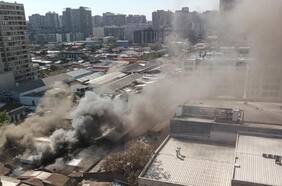 Combaten incendio en el centro de Santiago: bomberos buscan controlar propagación de las llamas