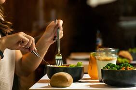 Qué alimentos están en la dieta que promete prevenir la demencia y el Alzheimer