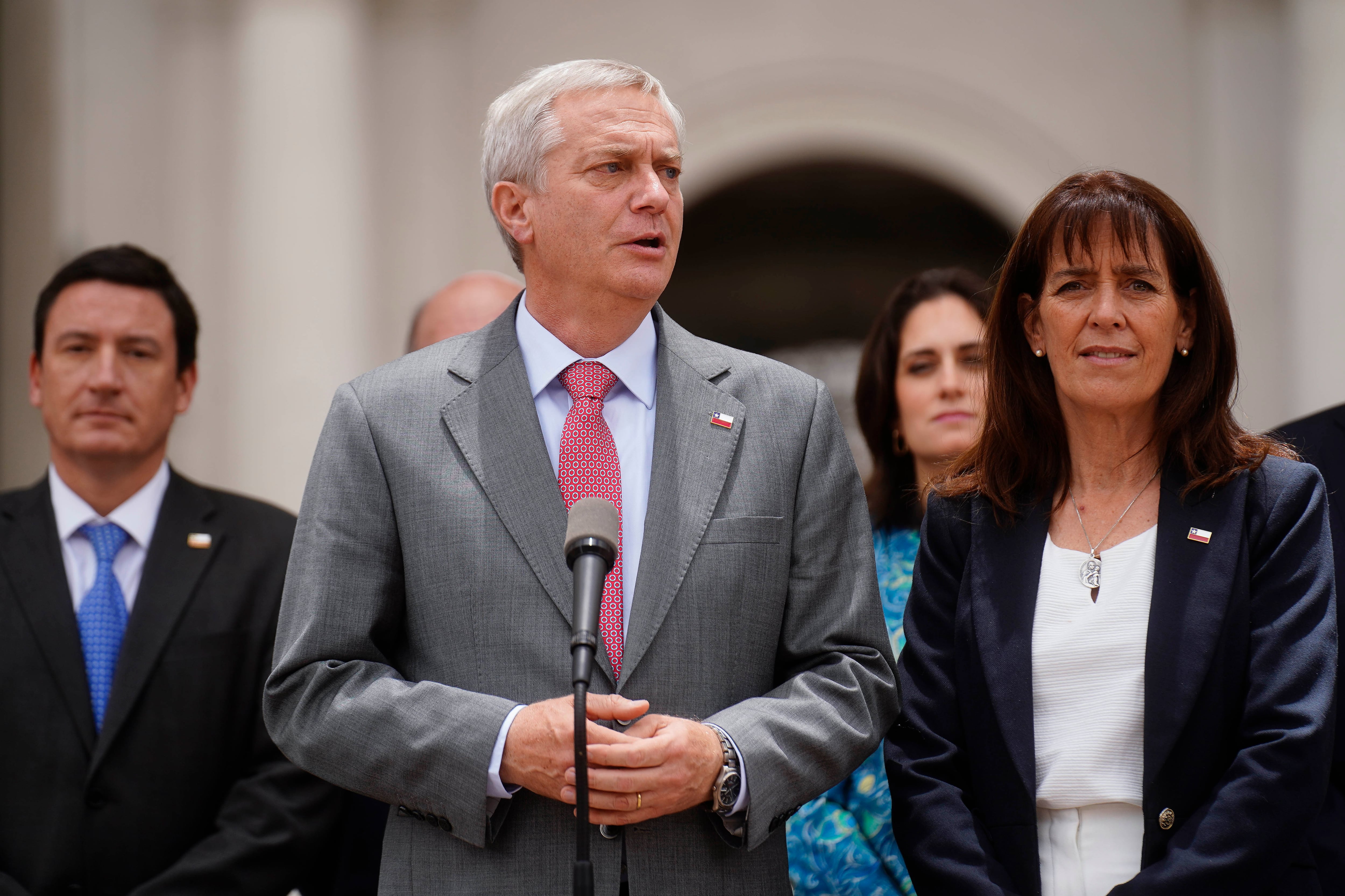 Kast enfrenta desafíos internos y externos en su camino a La Moneda