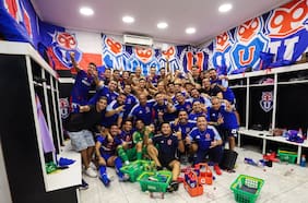 Con lienzos y Juan Martín Lucero cantando contra Colo Colo: la íntima celebración del camarín de la U tras derrotar al Cacique en el Monumental