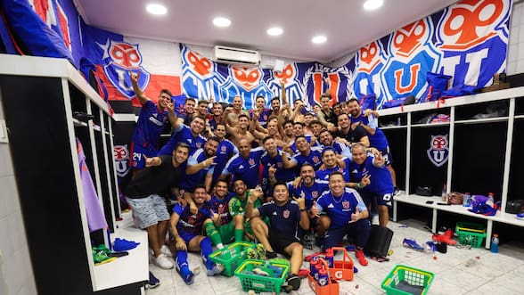 Con lienzos y Juan Martín Lucero cantando contra Colo Colo: la íntima celebración del camarín de la U tras derrotar al Cacique en el Monumental