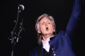 Paul McCartney revive dueto con John Lennon en su regreso a los conciertos tras dos años