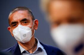 Es poco probable que Ómicron cause enfermedades graves en personas vacunadas, dice el fundador de BioNTech