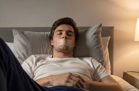 Los riesgos de taparse la boca con cinta adhesiva para dormir