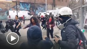 Estudiantes se manifiestan contra el gobierno y obligan a cortar el tránsito en la Alameda