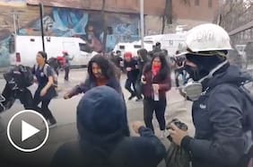 Estudiantes se manifiestan contra el gobierno y obligan a cortar el tránsito en la Alameda