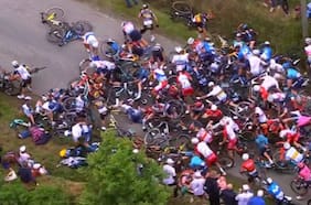 Por culpa de un fanático: el múltiple accidente en el Tour de Francia que da la vuelta al mundo