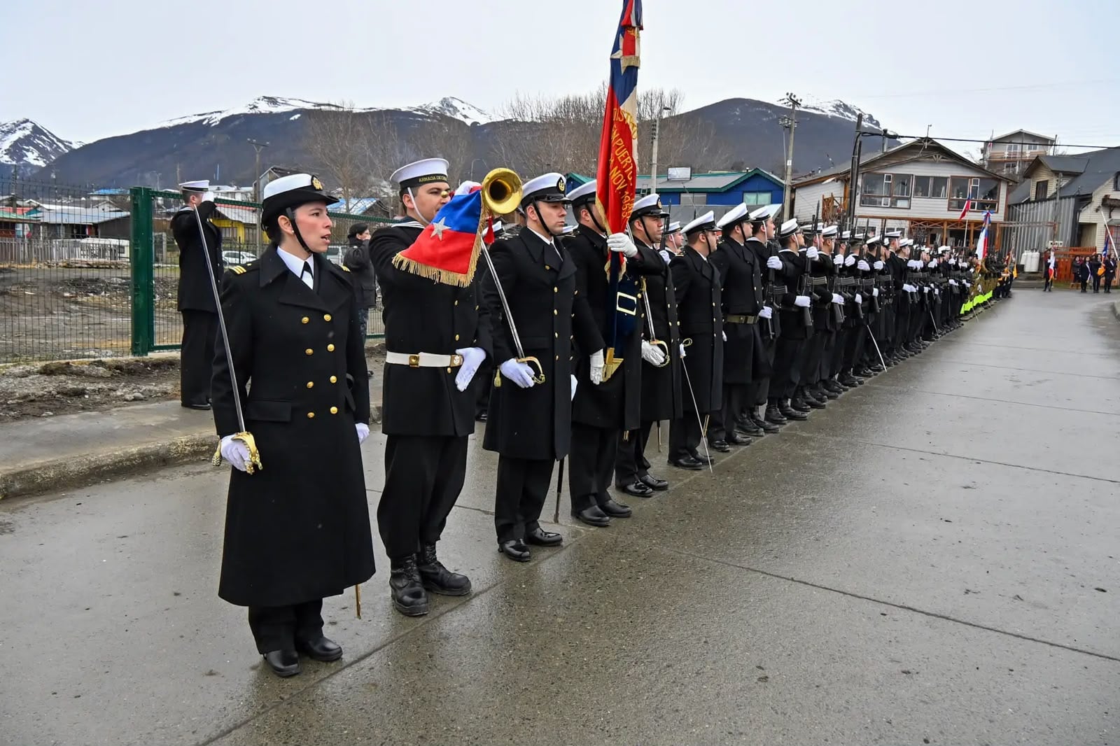 El más austral de Chile: miembros de la Armada protagonizan desfile en Puerto Williams