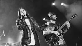 Cómo crecieron juntos los hermanos Jesse & Joy y la dura mano de su padre que marcó sus vidas