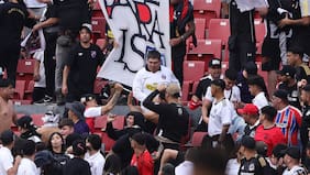 Con armas blancas, muletas y cinturones: la brutal pelea en la barra de Colo Colo en el empate frente a Limache