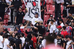 Con armas blancas, muletas y cinturones: la brutal pelea en la barra de Colo Colo en el empate frente a Limache