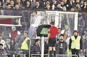 El VAR cumple seis años y Chandía dispara: “Los árbitros están descansando en el sistema, que se transforma en una herramienta que cuida otros intereses”