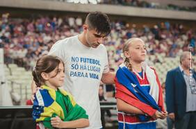 Benjamín Kuscevic protagoniza homenaje de Fortaleza para los fallecidos hinchas de Colo Colo