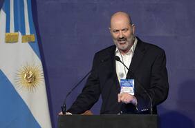 Para todo lo que toque o vaya a tocar la motosierra, Federico Sturzenegger siempre tiene un posteo