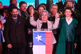 Bajo la alfombra: la oculta procesión del oficialismo por su crisis política y electoral