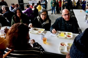 Ministra de Salud y cardenal Chomali visitan albergue en Independencia y buscan impulsar la vacunación