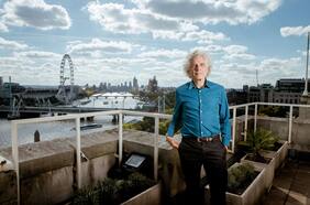 Steven Pinker: “Cada democracia exitosa y próspera ha expandido su red de protección social”