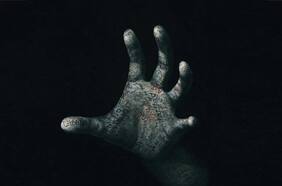 Una mano embalsamada causa el terror en Talk To Me, lo nuevo del estudio A24