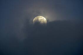 Una misteriosa masa está emitiendo calor en el lado oculto de la Luna