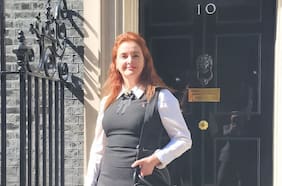 Pide $190 millones y disculpas a la monarquía británica: exembajadora en Reino Unido llegará a juicio tras escandalosa renuncia