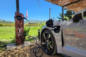 Porsche instala nuevos puntos de carga pública para autos eléctricos en Chile