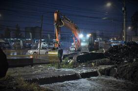 “Tenemos un desborde que es inminente”: Realizan labores para evitar que canal Santa Marta colapse en Maipú