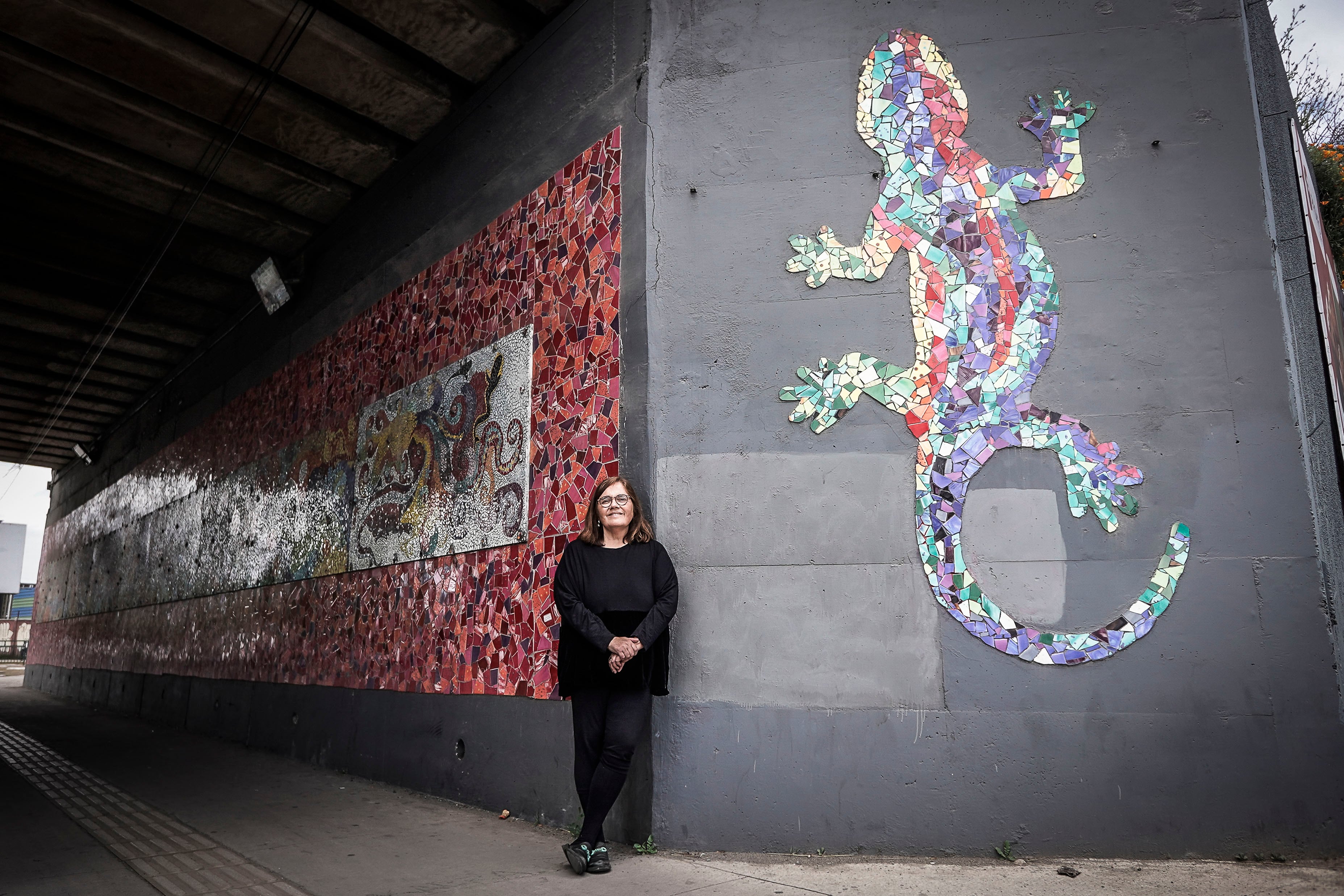 Beatriz Valenzuela junto a uno de los trabajos realizado por las comunidades de Rancagua, siguiendo una técnica de Antoni Gaudí. Foto: Mario Tellez