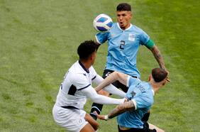 El capitán de Uruguay en Santiago 2023: el cotizado Alan Saldivia sale al paso de la Roja de Berizzo