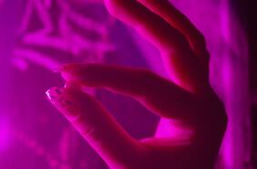 Informe revela que su uso de redes sociales incitaría el consumo de drogas