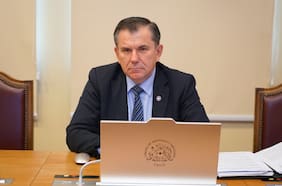 Otra arremetida oficialista: el proyecto que impulsa Bassaletti (con apoyos desde libertarios a Evópoli) para establecer indultos humanitarios