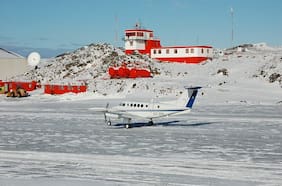Detienen a piloto de avión extranjero que cambió itinerario de vuelo y aterrizó en aeródromo de la Antártica chilena