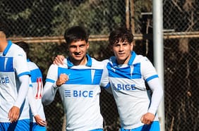 La UC blinda a su nueva joya: Vicente Cárcamo firma su primer contrato y se alista para debutar ante Ñublense