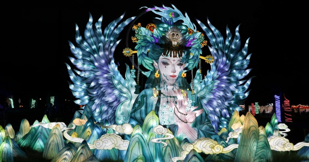 La Caravana Navideña Coca Cola recorre Chile: un fenómeno cultural que trasciende la tradición y la crítica