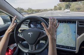 Tesla retira autos con sistema de conducción autónoma por riesgo de accidentes