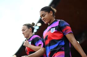 Por racismo contra una jugadora: el potente gesto de Jess Carter y la selección de Inglaterra en la Eurocopa femenina