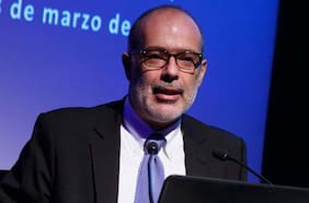 Exministro de Hacienda Rodrigo Valdés califica de “imprudente” fórmula del gobierno para financiar ampliación del Pilar Solidario en pensiones