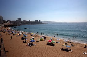 Hombre fallece ahogado en playa Caleta Abarca de Viña del Mar tras ser sacado del mar inconsciente por salvavidas