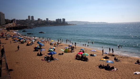 Hombre fallece ahogado en playa Caleta Abarca de Viña del Mar tras ser sacado del mar inconsciente por salvavidas