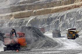 En Codelco Andina casi mil trabajadores siguen en huelga y solo se cierra acuerdo con sindicato más pequeño