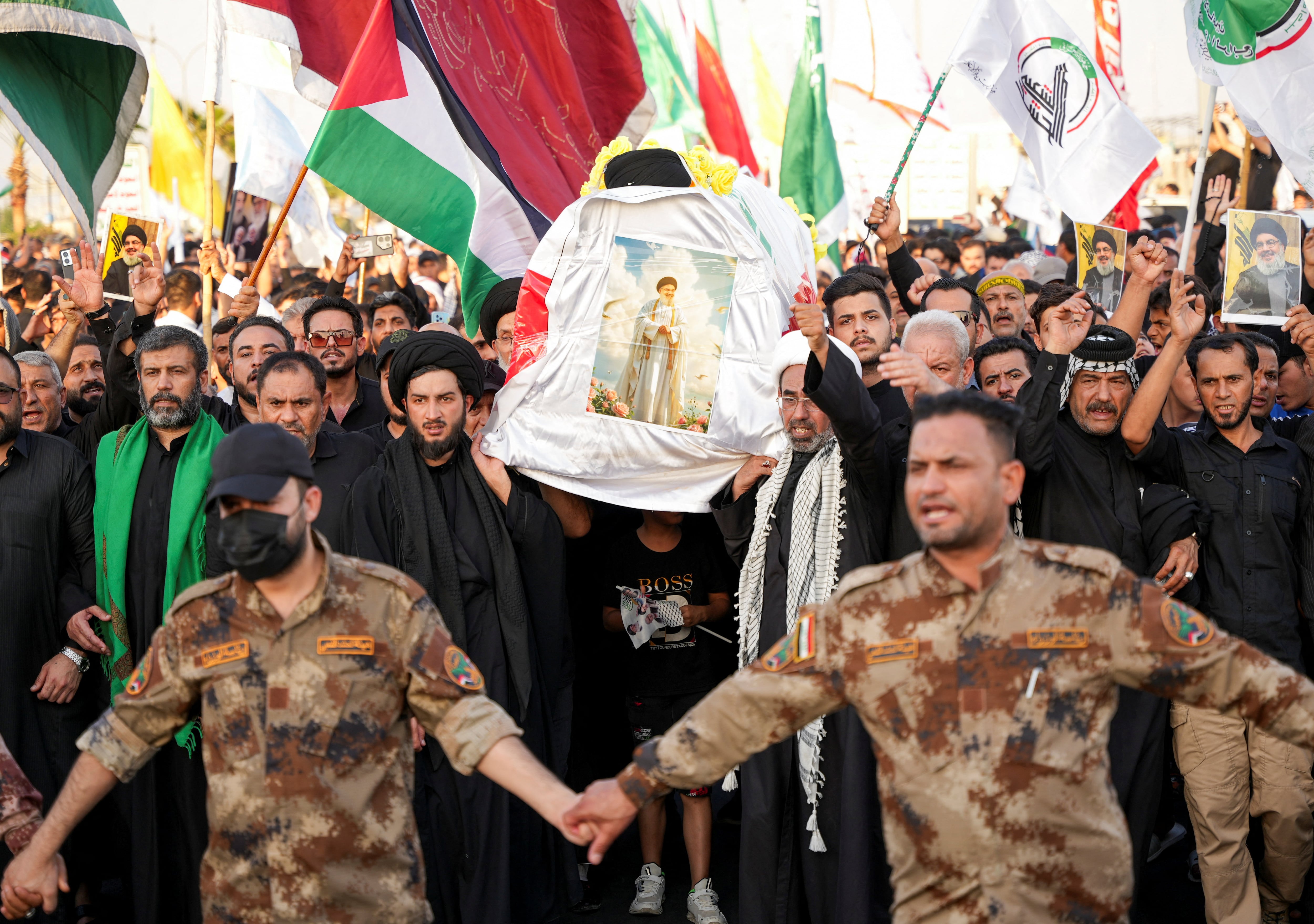 Un grupo de personas porta un ataúd simbólico de Hassan Nasrallah, líder del Hezbolá libanés —quien murió en un ataque aéreo israelí en Beirut—, durante un funeral simbólico en Basora, Irak, el 29 de septiembre de 2024. Foto: Archivo